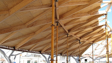 Foto der Las Arenas in Barcelona. Zu sehen ist die Montage der Holzelemente.