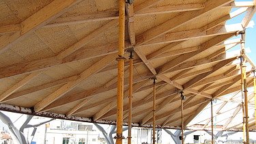 Photo of Las Arenas in Barcelona. You can see the assembly of the wooden elements.