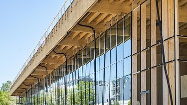 Foto der Holz-Glasfassade des Gebäudes JOWAT Haus der Technik.