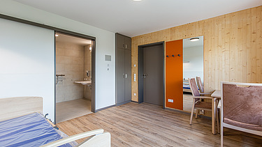 Photo of the Elias-Schrenk-Haus retirement home in Tuttlingen. You can see an interior with a wooden wall.
