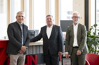 Bavarian State Minister Christian Bernreiter (center) with the technical division manager of ZÜBLIN Timber, Simon Pfeffer (left), and the technical director of Ed. Züblin AG, Ulm Directorate, Michael Stiegeler (right).