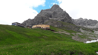 Foto des Waltenberger Haus in Oberstdorf. Holzgebäude auf 2.085 Höhenmeter.