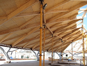 Foto der Las Arenas in Barcelona. Zu sehen ist die Montage der Holzelemente.