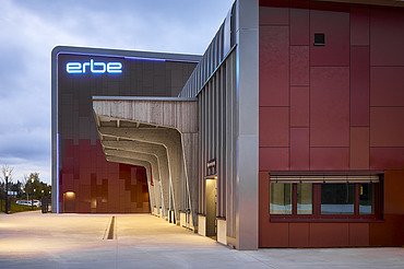 Erbe Elektromedizin Rangendingen Foto eines Holzgebäudes mit roter Fassade.
