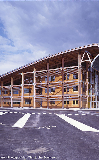 Foto der Schule Mirecourt in Frankreich. Man sieht ein großes Holzgebäude.