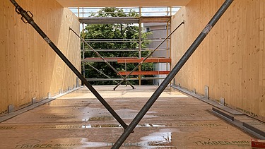 Foto der Holzbaumontage in der Stendaler Straße in Berlin. Man sieht LENO-Brettsperrholzelemente.