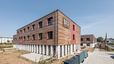 Foto des Studentenwohnheimes in Golm. Man sieht zwei Holzgebäude.