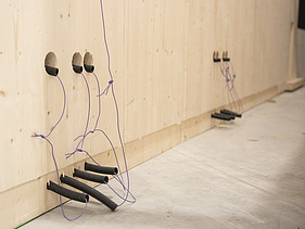 Foto einer LENO-ADD-Außenwand. Man sieht die Elektroschlitze und Rohre auf der Innenseite.