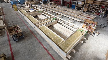 Photo of the Elias-Schrenk-Haus retirement home in Tuttlingen. You can see the production of a LENO ADD exterior wall element.