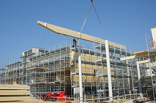 Foto der Holzbaumontage des Hotels Aqualux in Bardolino.