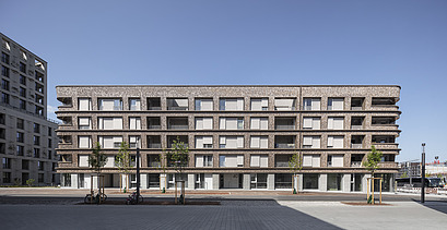 Foto eines großen mehrgeschossigen Gebäudes mit Holzfassade. BUGA-Areal Mannheim.