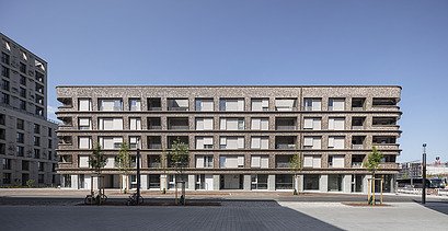 Photo of a large multi-storey building with a wooden façade. BUGA area Mannheim.