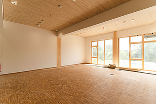 Photo of Witten University from the inside. You can see an interior with many wooden surfaces.