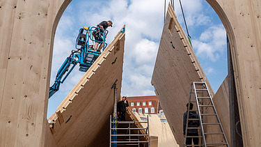 Foto des NEXT500-Pavillons auf dem Augsburger Marktplatz. Sie können die Montage der LENO-Elemente sehen.
