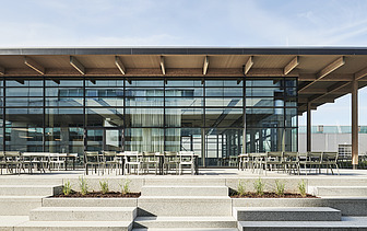 Außenaufnahme des Mitarbeiterrestaurants Viessmann in Allendorf: Zu sehen ist ein Gebäude mit vielen Glasflächen und Flachdach.