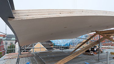 Photo of a curved wooden element on the roof of the Regensburg synagogue.
