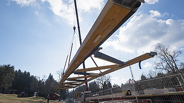Foto von dem Besucherzentrum in Ruhestein, großes Holzelement am Kran.