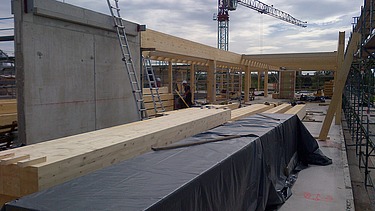 Photo of the assembly of wooden elements in the Flexim Berlin office building project