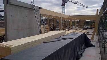 Photo of the assembly of wooden elements in the Flexim Berlin office building project