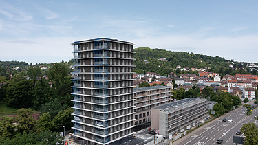 Foto des Holzgebäudes CARL in Pforzheim. Man sieht eine Außenaufnahme mit brauner Holzfassade.