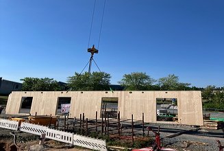 Im Aichacher Werk vorgefertigte LENO®-Außen- und Innenwände.