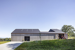 Foto eines modernen Holzhauses mit Holzfassade. Nordansicht.