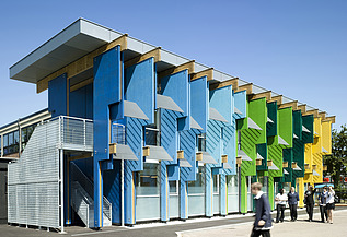 Photo of a school building with colorful façade elements made of laminated veneer lumber.