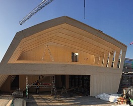 Foto der Montage der Metropolitan School Berlin. Zu erkennen sind viele Holzelemente.