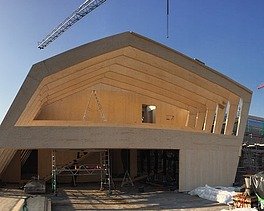 Photo of the assembly of the Metropolitan School Berlin. Many wooden elements can be seen.