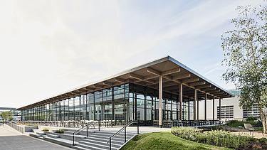Außenaufnahme des Mitarbeiterrestaurants Viessmann in Allendorf: Zu sehen ist ein Gebäude mit vielen Glasflächen und Flachdach.