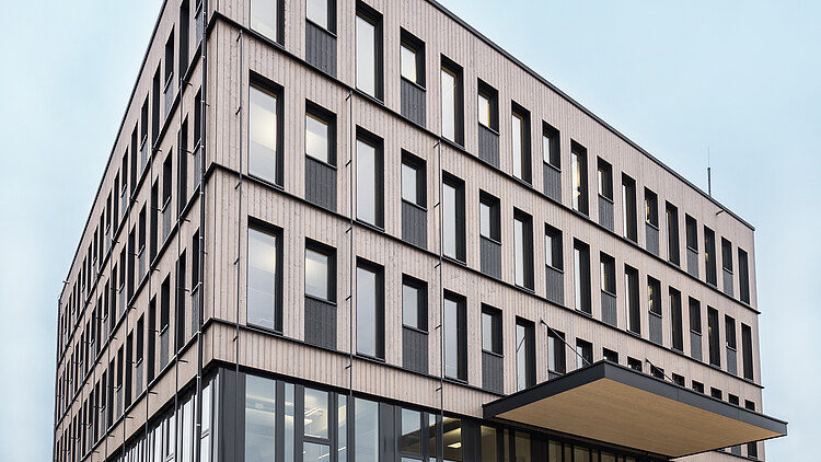 Foto eines mehrgeschossigen Bürogebäudes aus Holz. T3 von ZÜBLIN Timber.