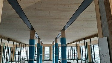 Photo of the ZÜBLIN Neu-Ulm office shell. A large LENO cross-laminated timber ceiling can be seen.