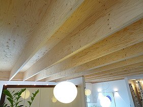 Foto einer Rippendecke aus Holz.