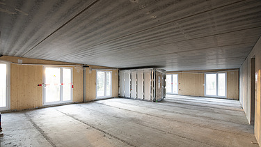 Foto eines Innenraums auf der Holzbaustelle Quartier Hangweide in Kernen.
