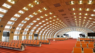 Photo of the Charles de Gaulle Paris airport terminal from the inside. Curved wooden construction.