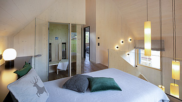 Photo of the furnished living room of the Chalet Engel in Baiersbronn. Many wooden surfaces can be seen.