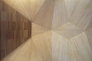 Foto einer gewölbten Holzdecke