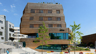 Foto des Wälderhauses in Hamburg. Man sieht ein Gebäude mit Holzfassade.