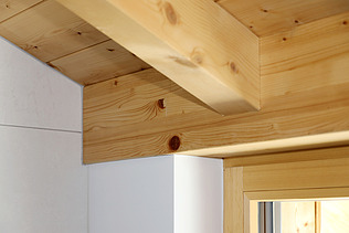 Foto eines Wohnhauses aus LENO-Brettsperrholz. Detailbild Wand/Decke.