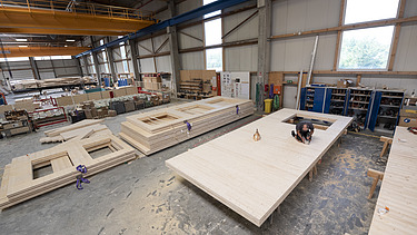 Foto von LENO-ADD-Holzelementen in der Produktionshalle von ZÜBLIN Timber.
