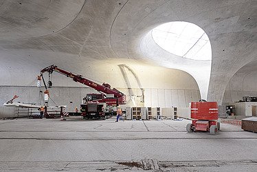 Foto der Baustelle Stuttgart 21. Man sieht einen Kranwagen im betonierten Untergeschoss.