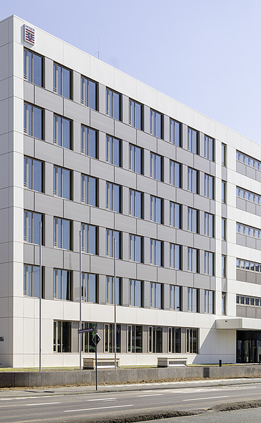 Foto vom Platinum in Wiesbaden. Man sieht ein sehr großes Gebäude von außen.