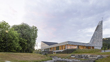 Foto der Tau Kirke in TAU Norwegen. Zu sehen ist ein modernes Gebäude.