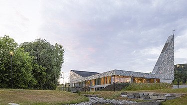 Photo of the Tau Kirke in TAU Norway. You can see a modern building.