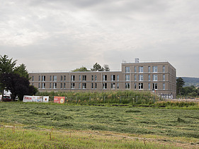 Außenansicht des Holz-Hybrid-Baus Quartier Hangweide in Kernen.