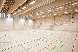 Photo of the sports hall of the high school in Diedorf. Timber construction inside the hall.