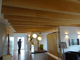 Foto eines Innenraumes mit Rippendecke aus Holz.