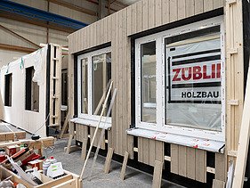 Foto von LENO-ADD-Außenwände in der Produktion von ZÜBLIN Timber 