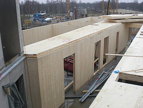 Photo of the assembly of LENO cross-laminated timber elements.