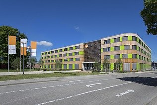 Photo of the Stadtwerke Lübeck administration building. You can see a modern timber construction.